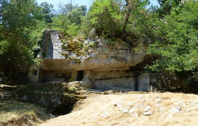 La source et l'habitat troglodytique