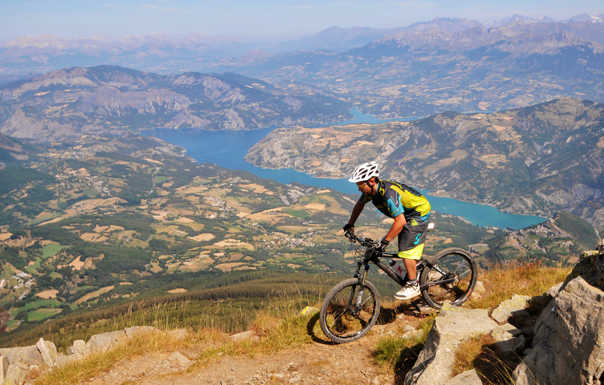 VTT au dessus du lac de Serre Ponçon