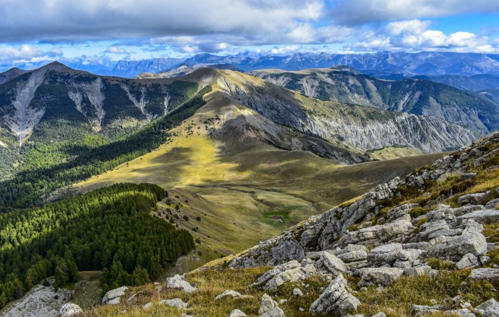 La laupie, Clot Ginoux et L'Oratoire depuis le sommet des Monges