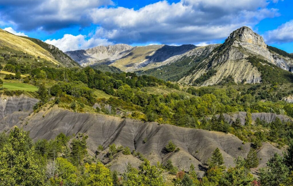 Vue sur le sommet des Monges depuis Authon